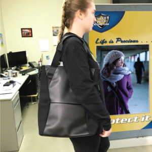 TOT-MT-N-B 24 01 girl walking